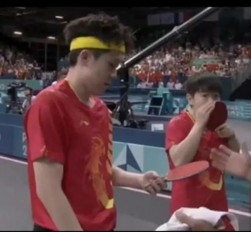 剛奪冠球拍就被攝影師踩斷 王楚欽回應(yīng) 多角度還原球拍被踩斷最新畫面