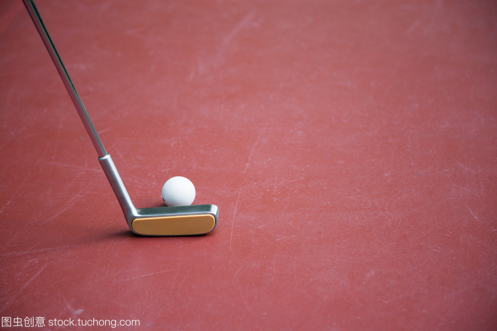 草坪上的游戲 迷你高爾夫鐵球拍與白球的奇妙組合