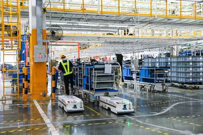 參觀上汽鄭州工廠 揭秘榮威iMAX8安全品質(zhì)與物料搬運(yùn)裝備制造